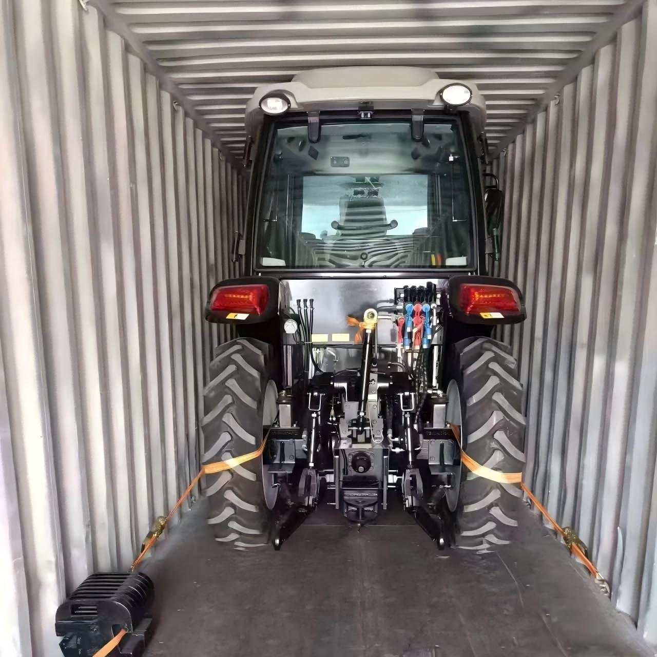 Panama kliendi jaoks kohandatud 50 hj traktor on tarnitud.